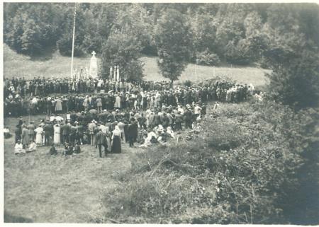 Zbrana množica ljudi na odkritju malgajevega spomenika na Dobrijah